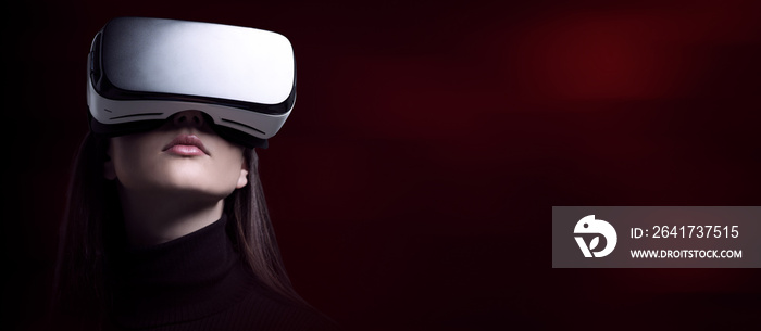 戴着VR耳机体验虚拟现实的年轻女性