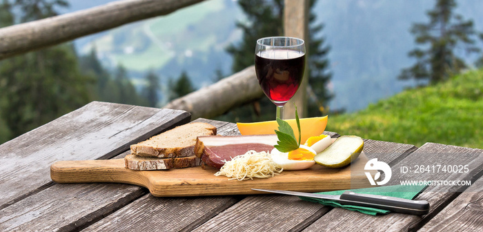 Einfache Brotzeit auf Berghütte