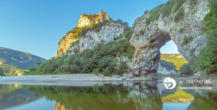 Vue de Vallon Pont dArc, site touristique en Ardèche, Sud de la France.