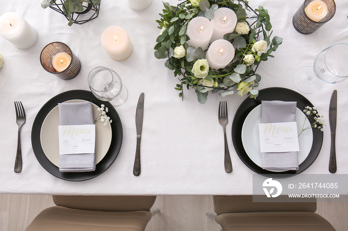 美丽的餐桌布置与花卉装饰