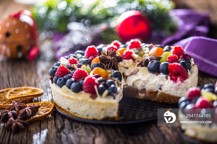 芝士蛋糕配新鲜水果浆果草莓覆盆子和八角茴香。圣诞芝士蛋糕wi