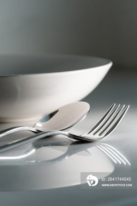 白色大理石纹理背景上的叉子和勺子。食品和餐饮餐具的概念