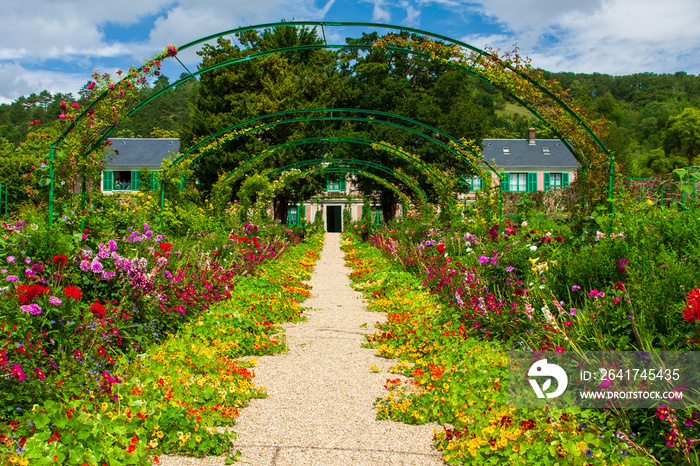 Bepflanzte Torbögen im Garten des Malers Claude Monet in Giverny in Frankreich