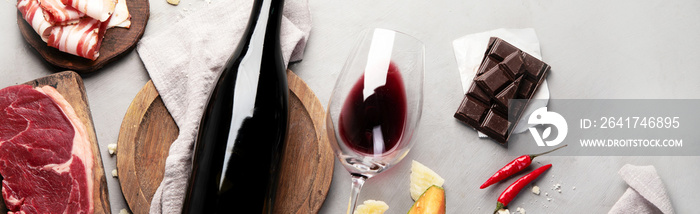 红葡萄酒Primitivo配灰色背景的开胃菜。