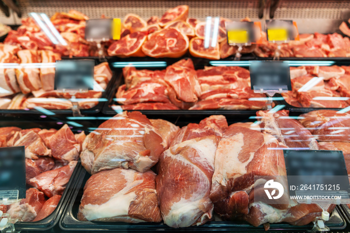 肉店挑选优质肉类，超市冷藏展示