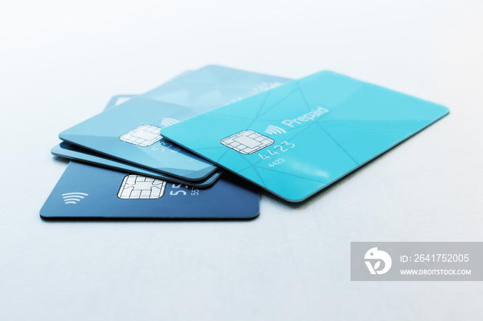 多张信用卡在浅色背景下。选择性聚焦。概念-金融、商业、无现金