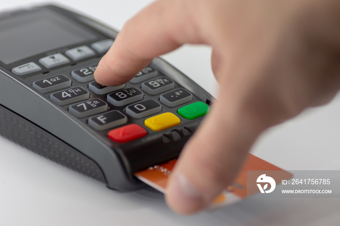 借记卡或信用卡支付，使用芯片读取器和PIN码购买和销售产品和服务。