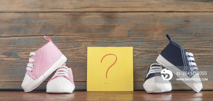 木底带问号的婴儿鞋和纸贴纸。选择婴儿名字的概念