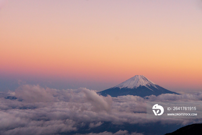 夕暮れ時の富士山と雲海　南アルプス・鳳凰三山からの眺望