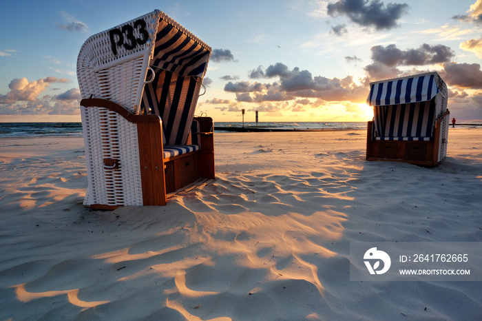 Kosze plażowe na plaży w Kołobrzegu,wschód słońca na wybrzeżu Morza Bałtyckiego.