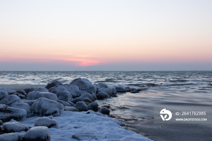 vereiste Steine an der Ostsee Küste.