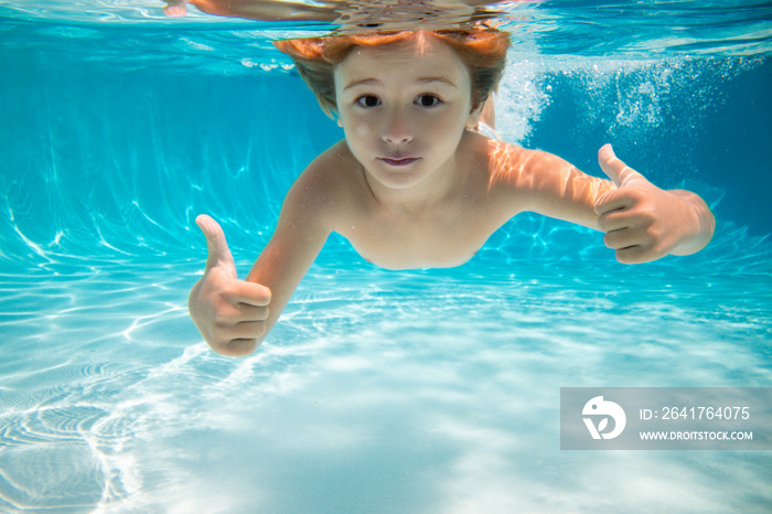 孩子们在游泳池的水下游泳，快乐活泼的男孩在水下潜水，玩得很开心，孩子们在水下