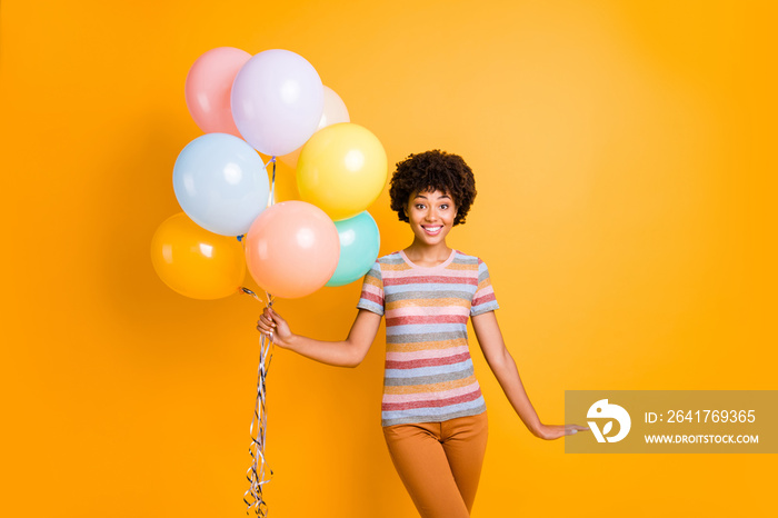 快乐、积极、快乐的非洲裔美国女孩的肖像手持许多五颜六色的空气气球享受相扑