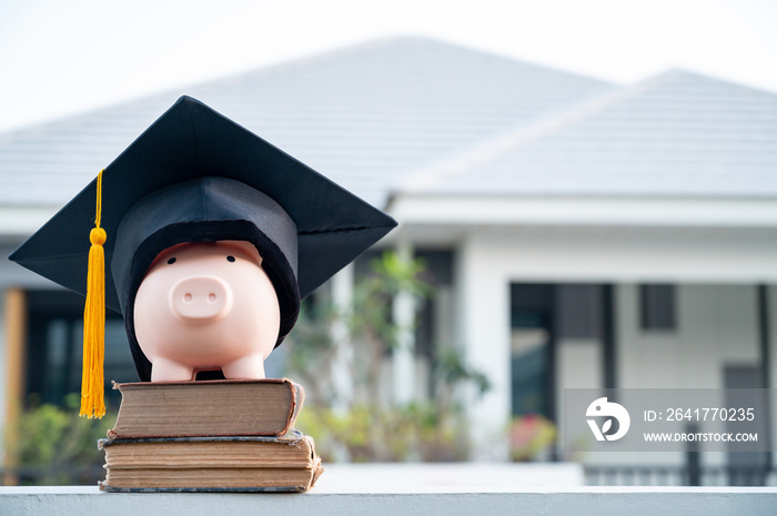 大学级别的存钱罐和毕业帽。为教育省钱的概念。