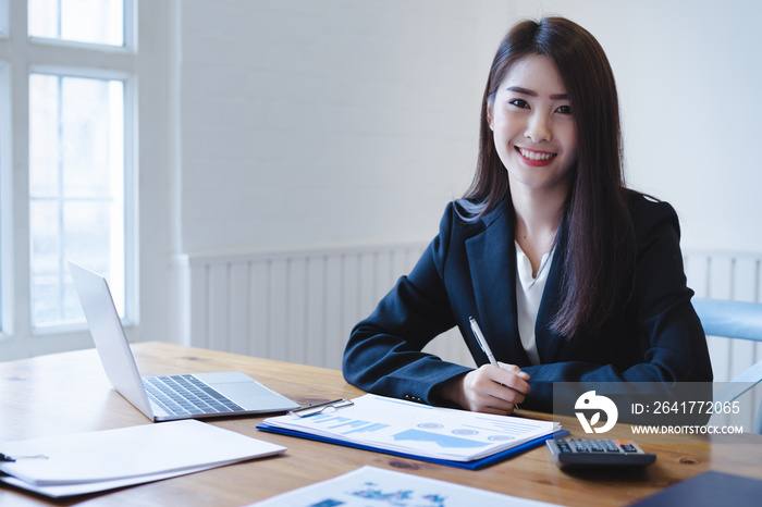 有魅力的亚洲女会计师使用计算器讨论财务报告。财务账户