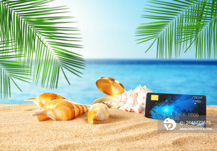 白色背景下有信用卡和贝壳的沙子