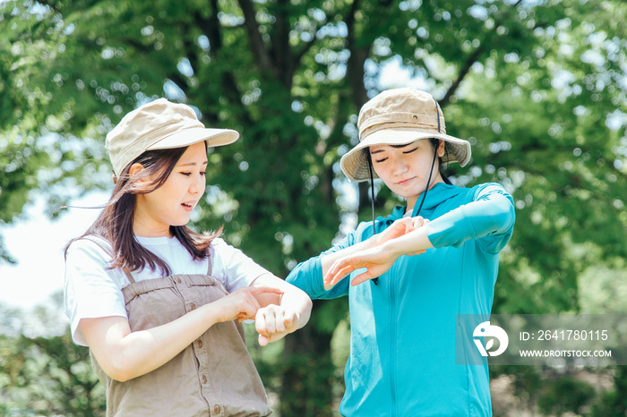 山で虫に刺される女性たち