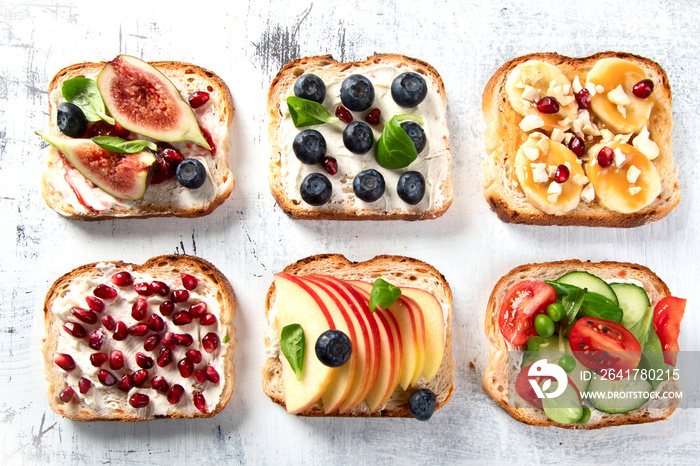 Healthy summer toasts for breakfast