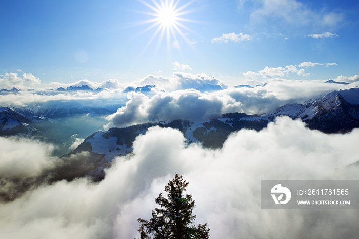 从斯坦瑟霍恩山顶看到的瑞士雪山的照片。阳光在中心。