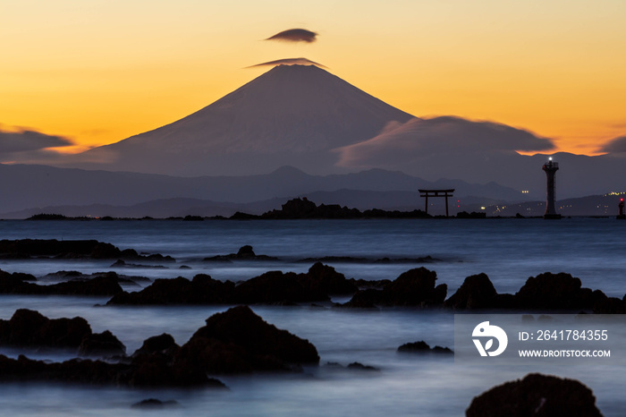 葉山海岸から相模湾越しの夕焼け富士山