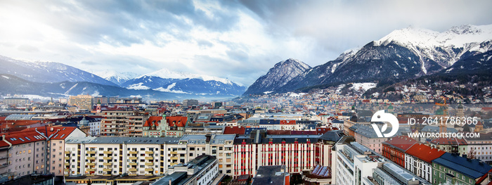 Panorama von der Stadtlandschaft von Innsbruck, Österreich, an einem kalten Wintermorgen mit Schnee 