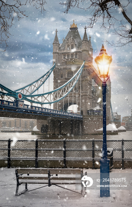Blick auf die verschneite Tower Bridge in London, Großbritannien