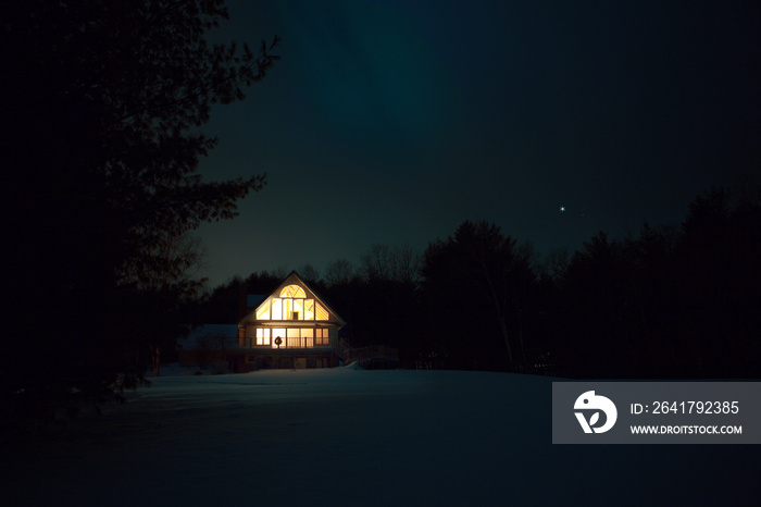 夜晚雪地上的照明房屋