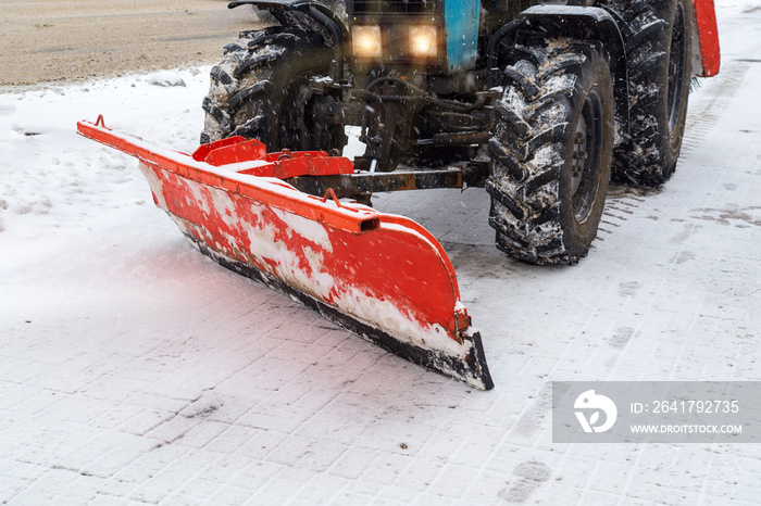 除雪车除雪。冬季大雪过后，拖拉机为其扫清道路