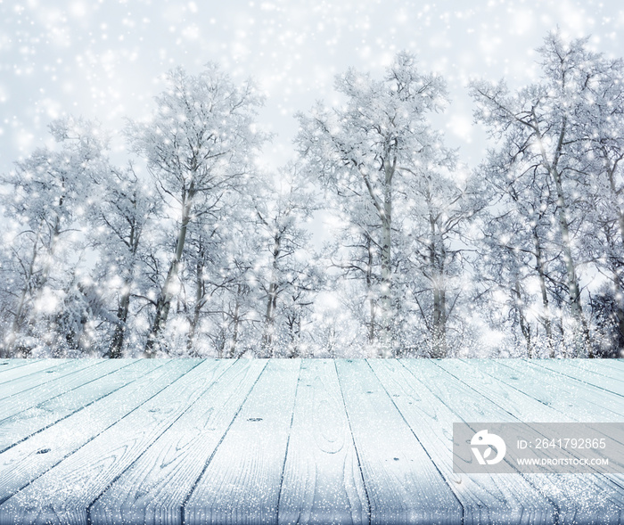 冬季树木上的木质桌面，背景为雪效果