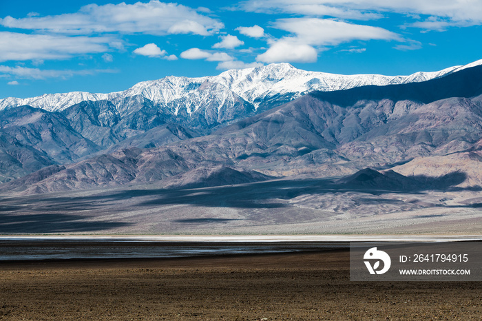 死亡谷国家公园的雪山与沙漠谷底形成对比