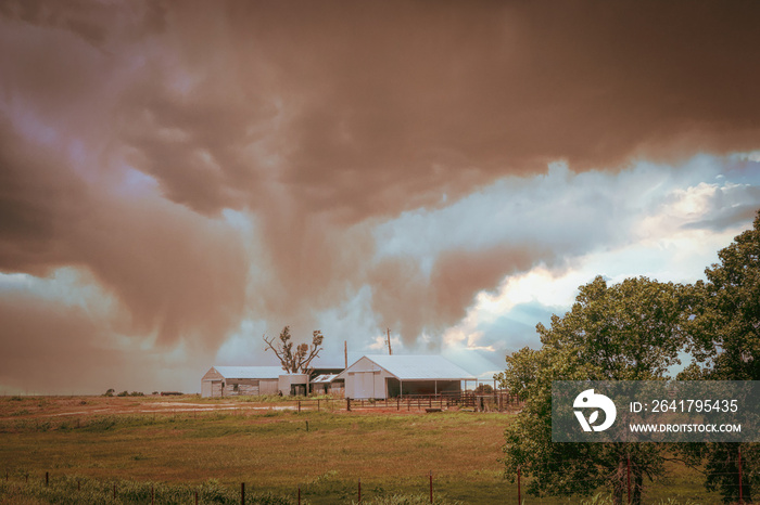 看起来像洋葱的沙尘暴席卷了俄克拉荷马州西部有谷仓和牧场的农场。
