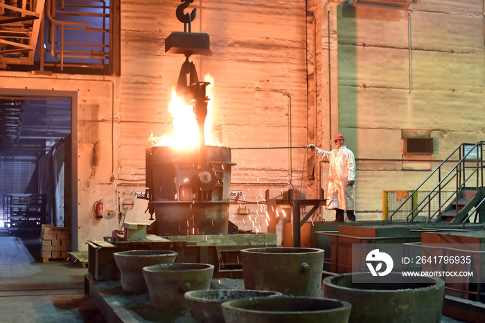 Arbeiter in einer Giesserei - Herstellung von Gußstücken in einer Fabrik // Workers in a foundry - p