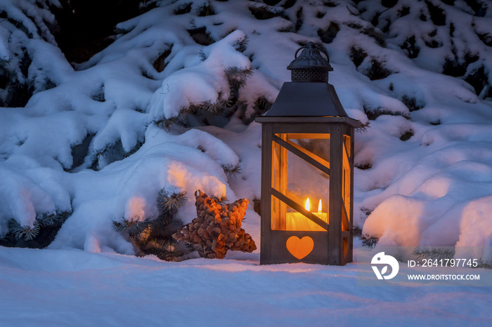 Laterne zu Weihnachten im Schnee