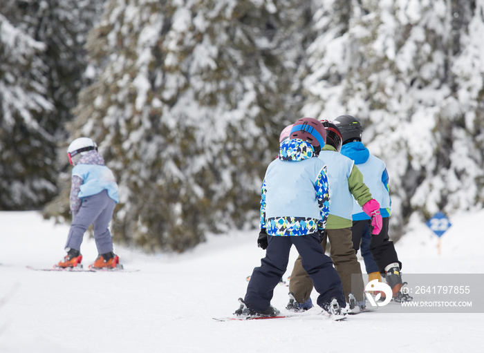 斜坡儿童滑雪学校