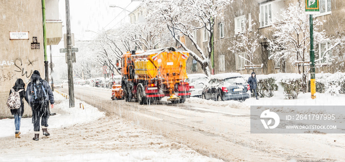 欧洲首都雪犁sho冬季暴雨期间，城市街道被雪覆盖