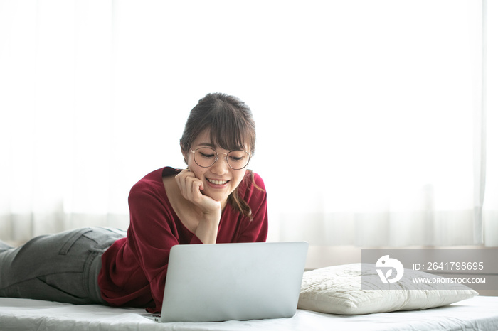 ベッドに横たわる女性