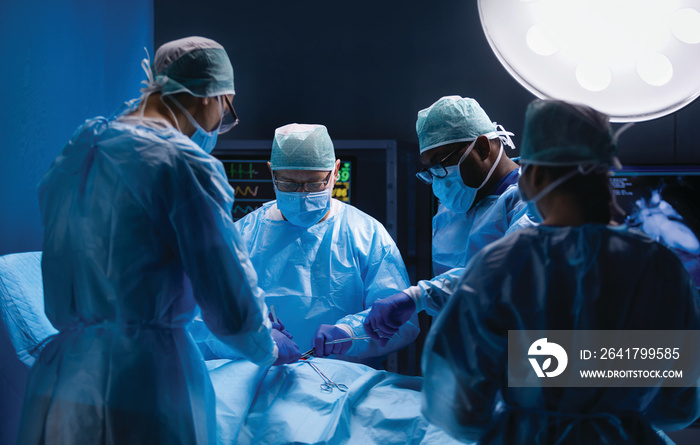 由专业外科医生组成的多种族团队在一家现代化的临终关怀医院进行外科手术
