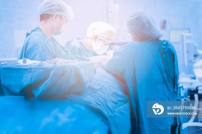 医院的外科医生团队进行微创干预，进行外科手术