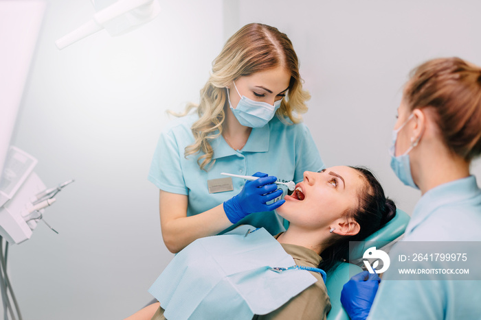 年轻女性牙医在诊所为患者进行检查