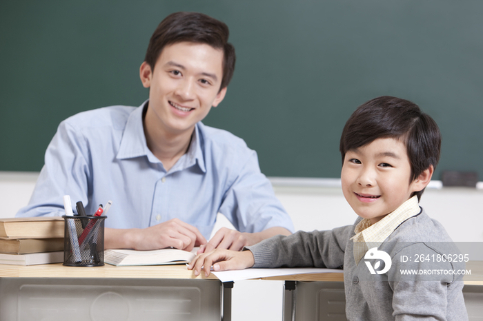 教室里的老师和小男生