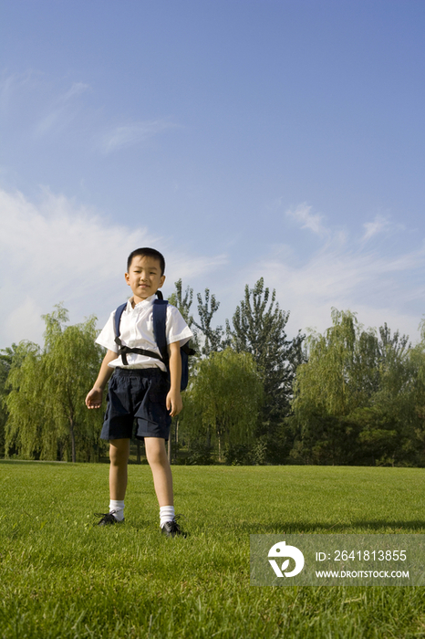 站在草地上的小学生