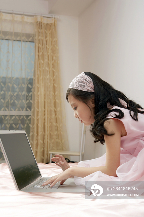 小女孩玩电脑