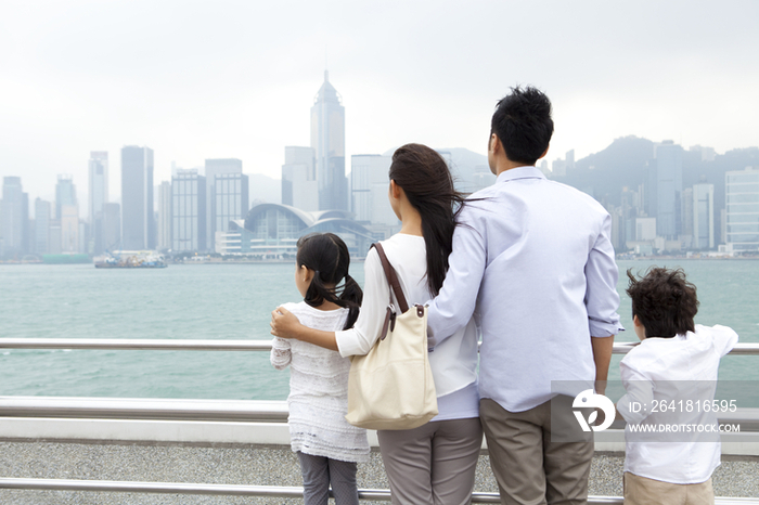 年轻家庭在香港旅游