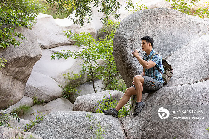 年轻男子户外徒步旅行