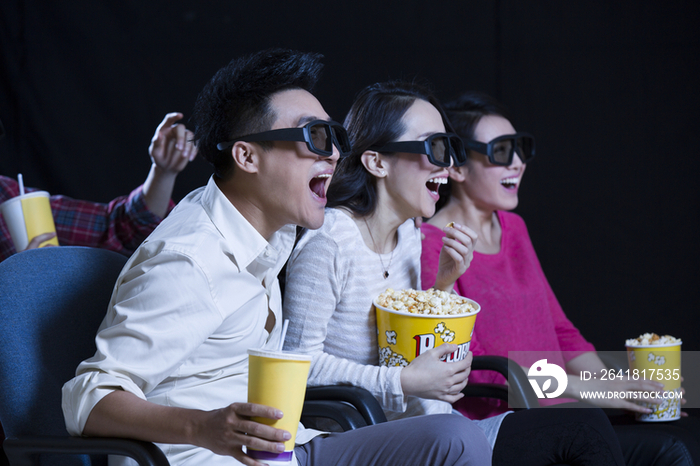 年轻情侣在影院看3D电影