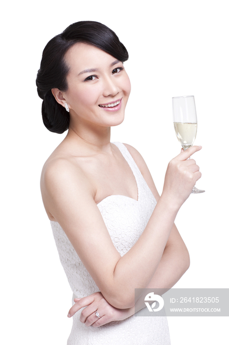 优雅的女人手拿香槟酒杯