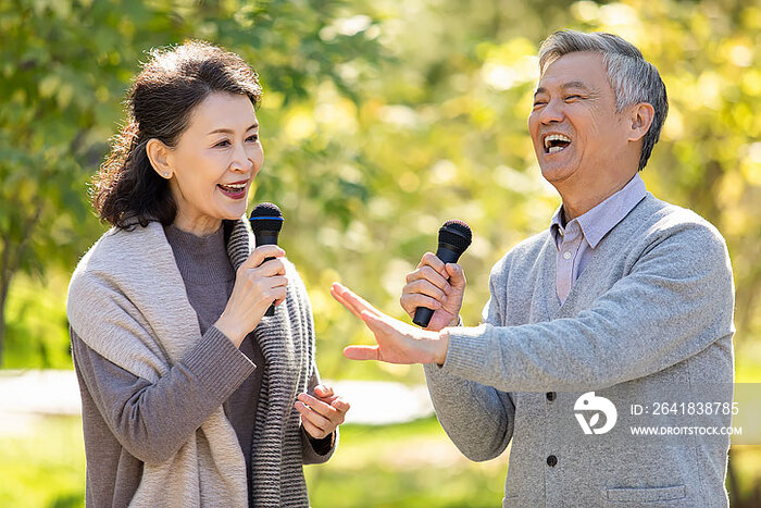 幸福的老年人在公园唱歌