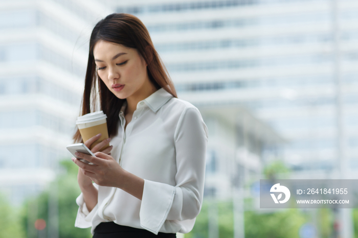 商务青年女人在户外