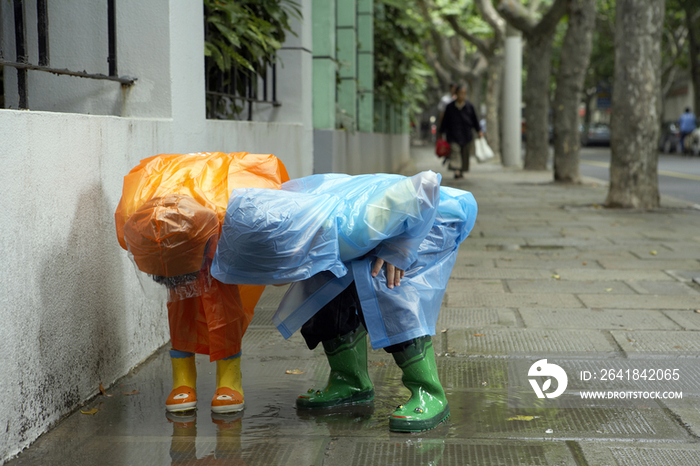 穿雨衣的孩子们