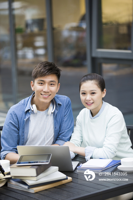 大学生情侣上自习